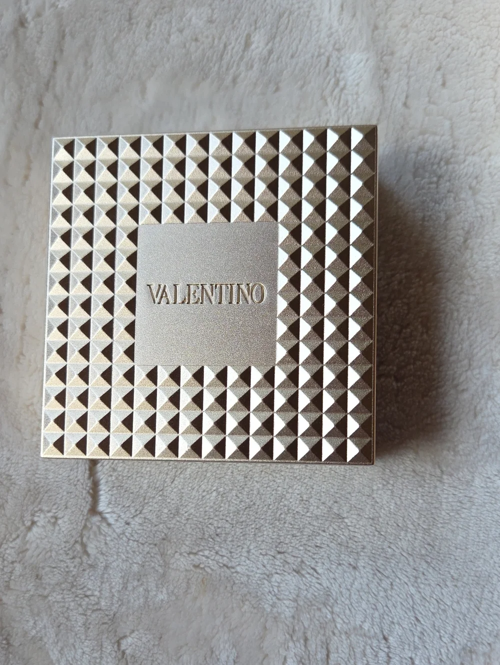 Valentino compact packaging